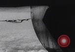 Standbild Bombenangriff der USAAF auf eine B-24 Liberator Europa, 1943, aus Sekunde 25 historischem Filmmaterial Videoclip 65675079577
