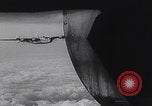 Standbild Bombenangriff der USAAF auf eine B-24 Liberator Europa, 1943, aus Sekunde 26 historischem Filmmaterial Videoclip 65675079577