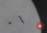 Standbild Bombenangriff der USAAF auf eine B-24 Liberator Europa, 1943, aus Sekunde 27 historischem Filmmaterial Videoclip 65675079577