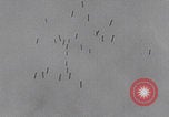 Standbild Bombenangriff der USAAF auf eine B-24 Liberator Europa, 1943, aus Sekunde 30 historischem Filmmaterial Videoclip 65675079577