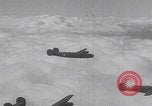 Standbild Bombenangriff der USAAF auf eine B-24 Liberator Europa, 1943, aus Sekunde 40 historischem Filmmaterial Videoclip 65675079577