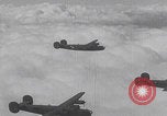 Standbild Bombenangriff der USAAF auf eine B-24 Liberator Europa, 1943, aus Sekunde 41 historischem Filmmaterial Videoclip 65675079577
