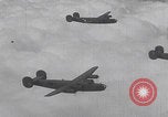 Standbild Bombenangriff der USAAF auf eine B-24 Liberator Europa, 1943, aus Sekunde 42 historischem Filmmaterial Videoclip 65675079577