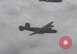 Standbild Bombenangriff der USAAF auf eine B-24 Liberator Europa, 1943, aus Sekunde 43 historischem Filmmaterial Videoclip 65675079577