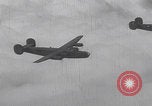 Standbild Bombenangriff der USAAF auf eine B-24 Liberator Europa, 1943, aus Sekunde 44 historischem Filmmaterial Videoclip 65675079577