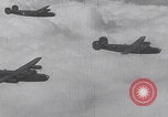 Standbild Bombenangriff der USAAF auf eine B-24 Liberator Europa, 1943, aus Sekunde 45 historischem Filmmaterial Videoclip 65675079577