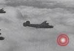 Standbild Bombenangriff der USAAF auf eine B-24 Liberator Europa, 1943, aus Sekunde 46 historischem Filmmaterial Videoclip 65675079577