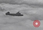 Standbild Bombenangriff der USAAF auf eine B-24 Liberator Europa, 1943, aus Sekunde 47 historischem Filmmaterial Videoclip 65675079577