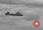 Standbild Bombenangriff der USAAF auf eine B-24 Liberator Europa, 1943, aus Sekunde 48 historischem Filmmaterial Videoclip 65675079577