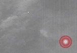 Standbild Bombenangriff der USAAF auf eine B-24 Liberator Europa, 1943, aus Sekunde 51 historischem Filmmaterial Videoclip 65675079577