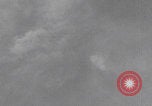 Standbild Bombenangriff der USAAF auf eine B-24 Liberator Europa, 1943, aus Sekunde 52 historischem Filmmaterial Videoclip 65675079577