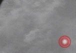 Standbild Bombenangriff der USAAF auf eine B-24 Liberator Europa, 1943, aus Sekunde 53 historischem Filmmaterial Videoclip 65675079577