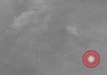 Standbild Bombenangriff der USAAF auf eine B-24 Liberator Europa, 1943, aus Sekunde 54 historischem Filmmaterial Videoclip 65675079577