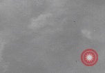 Standbild Bombenangriff der USAAF auf eine B-24 Liberator Europa, 1943, aus Sekunde 55 historischem Filmmaterial Videoclip 65675079577