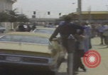 Standbild Marsch der Vereinigten Klans von Amerika Mobile Alabama USA, 1977, aus Sekunde 55 historischem Filmmaterial Videoclip 65675079578