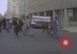 Standbild Demonstranten der United Klans of America in Mobile Alabama Mobile Alabama USA, 1977, aus Sekunde 16 historischem Filmmaterial Videoclip 65675079580
