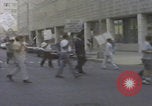 Standbild Demonstranten der United Klans of America in Mobile Alabama Mobile Alabama USA, 1977, aus Sekunde 24 historischem Filmmaterial Videoclip 65675079580
