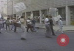 Standbild Demonstranten der United Klans of America in Mobile Alabama Mobile Alabama USA, 1977, aus Sekunde 25 historischem Filmmaterial Videoclip 65675079580