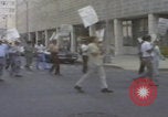 Standbild Demonstranten der United Klans of America in Mobile Alabama Mobile Alabama USA, 1977, aus Sekunde 26 historischem Filmmaterial Videoclip 65675079580
