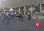 Standbild Demonstranten der United Klans of America in Mobile Alabama Mobile Alabama USA, 1977, aus Sekunde 27 historischem Filmmaterial Videoclip 65675079580