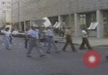 Standbild Demonstranten der United Klans of America in Mobile Alabama Mobile Alabama USA, 1977, aus Sekunde 28 historischem Filmmaterial Videoclip 65675079580