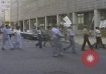 Standbild Demonstranten der United Klans of America in Mobile Alabama Mobile Alabama USA, 1977, aus Sekunde 29 historischem Filmmaterial Videoclip 65675079580