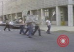 Standbild Demonstranten der United Klans of America in Mobile Alabama Mobile Alabama USA, 1977, aus Sekunde 37 historischem Filmmaterial Videoclip 65675079580
