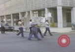 Standbild Demonstranten der United Klans of America in Mobile Alabama Mobile Alabama USA, 1977, aus Sekunde 38 historischem Filmmaterial Videoclip 65675079580