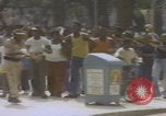 Standbild Demonstranten der United Klans of America in Mobile Alabama Mobile Alabama USA, 1977, aus Sekunde 47 historischem Filmmaterial Videoclip 65675079580