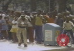 Standbild Demonstranten der United Klans of America in Mobile Alabama Mobile Alabama USA, 1977, aus Sekunde 48 historischem Filmmaterial Videoclip 65675079580