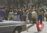 Standbild Demonstranten der United Klans of America in Mobile Alabama Mobile Alabama USA, 1977, aus Sekunde 53 historischem Filmmaterial Videoclip 65675079580