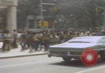 Standbild Demonstranten der United Klans of America in Mobile Alabama Mobile Alabama USA, 1977, aus Sekunde 59 historischem Filmmaterial Videoclip 65675079580
