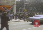 Standbild Demonstranten der United Klans of America in Mobile Alabama Mobile Alabama USA, 1977, aus Sekunde 60 historischem Filmmaterial Videoclip 65675079580