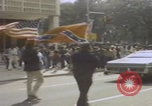 Standbild Demonstranten der United Klans of America in Mobile Alabama Mobile Alabama USA, 1977, aus Sekunde 62 historischem Filmmaterial Videoclip 65675079580