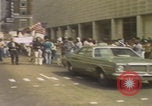 Standbild Demonstranten des United Klans of America marschieren Mobile Alabama USA, 1977, aus Sekunde 1 historischem Filmmaterial Videoclip 65675079581