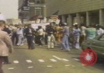 Standbild Demonstranten des United Klans of America marschieren Mobile Alabama USA, 1977, aus Sekunde 3 historischem Filmmaterial Videoclip 65675079581