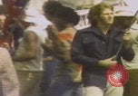 Standbild Demonstranten des United Klans of America marschieren Mobile Alabama USA, 1977, aus Sekunde 6 historischem Filmmaterial Videoclip 65675079581