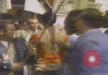 Standbild Demonstranten des United Klans of America marschieren Mobile Alabama USA, 1977, aus Sekunde 8 historischem Filmmaterial Videoclip 65675079581