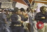 Standbild Demonstranten des United Klans of America marschieren Mobile Alabama USA, 1977, aus Sekunde 12 historischem Filmmaterial Videoclip 65675079581