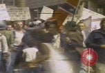 Standbild Demonstranten des United Klans of America marschieren Mobile Alabama USA, 1977, aus Sekunde 14 historischem Filmmaterial Videoclip 65675079581
