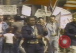 Standbild Demonstranten des United Klans of America marschieren Mobile Alabama USA, 1977, aus Sekunde 15 historischem Filmmaterial Videoclip 65675079581