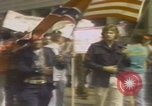 Standbild Demonstranten des United Klans of America marschieren Mobile Alabama USA, 1977, aus Sekunde 16 historischem Filmmaterial Videoclip 65675079581