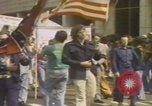 Standbild Demonstranten des United Klans of America marschieren Mobile Alabama USA, 1977, aus Sekunde 17 historischem Filmmaterial Videoclip 65675079581