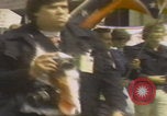 Standbild Demonstranten des United Klans of America marschieren Mobile Alabama USA, 1977, aus Sekunde 21 historischem Filmmaterial Videoclip 65675079581