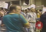 Standbild Demonstranten des United Klans of America marschieren Mobile Alabama USA, 1977, aus Sekunde 23 historischem Filmmaterial Videoclip 65675079581