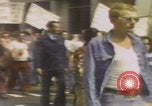 Standbild Demonstranten des United Klans of America marschieren Mobile Alabama USA, 1977, aus Sekunde 25 historischem Filmmaterial Videoclip 65675079581
