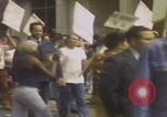 Standbild Demonstranten des United Klans of America marschieren Mobile Alabama USA, 1977, aus Sekunde 26 historischem Filmmaterial Videoclip 65675079581