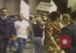 Standbild Demonstranten des United Klans of America marschieren Mobile Alabama USA, 1977, aus Sekunde 27 historischem Filmmaterial Videoclip 65675079581