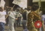 Standbild Demonstranten des United Klans of America marschieren Mobile Alabama USA, 1977, aus Sekunde 28 historischem Filmmaterial Videoclip 65675079581