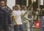 Standbild Demonstranten des United Klans of America marschieren Mobile Alabama USA, 1977, aus Sekunde 30 historischem Filmmaterial Videoclip 65675079581